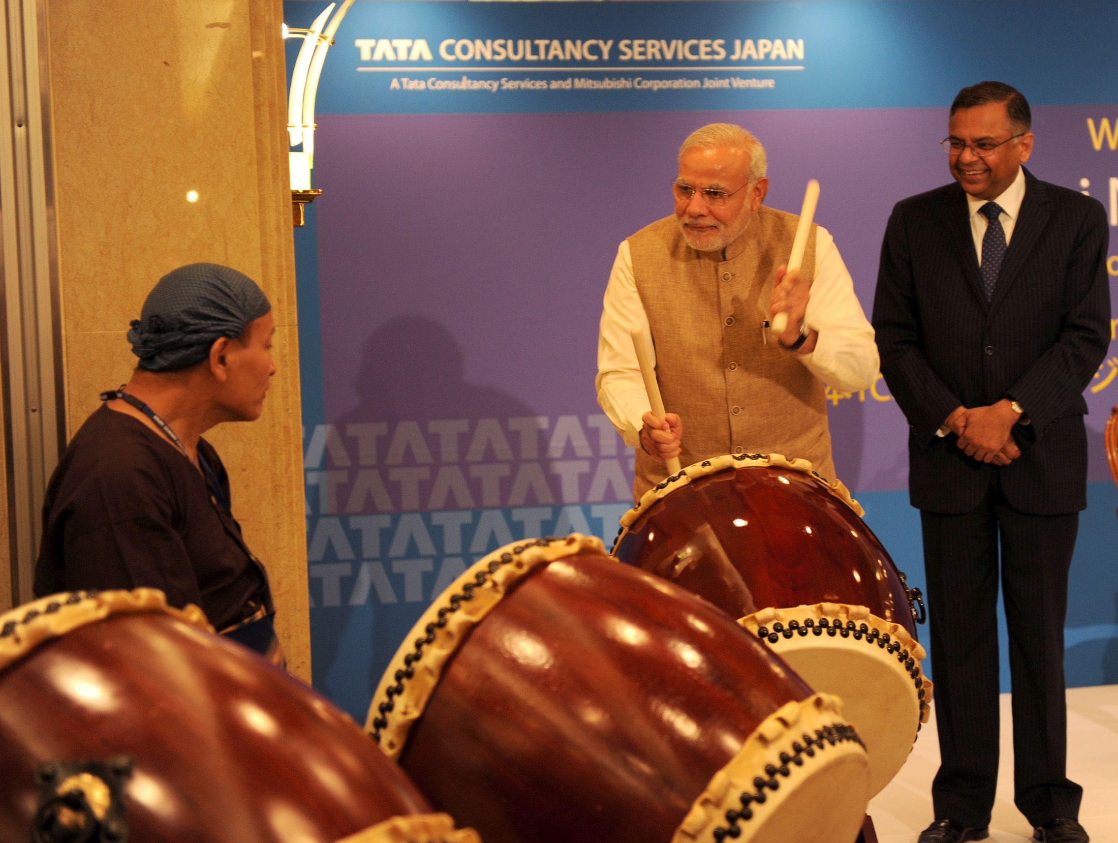 PM plays the drums in Japan